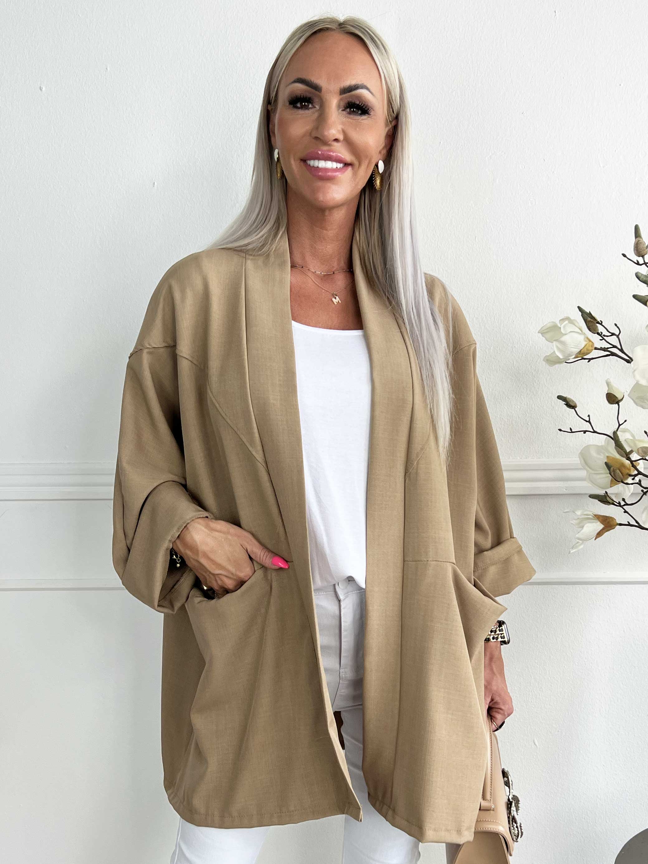 Annah Light Short - Oversized jakke med tydelige syninger og lommer